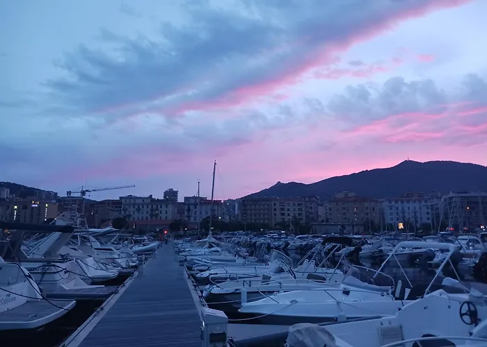 Pomme D'amour Bateau-hôtel Ajaccio (Corsica)
